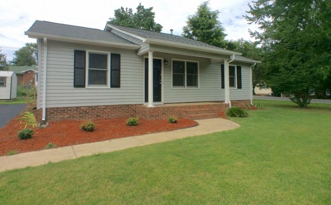 Building Photo - 2215 Medlin Ct