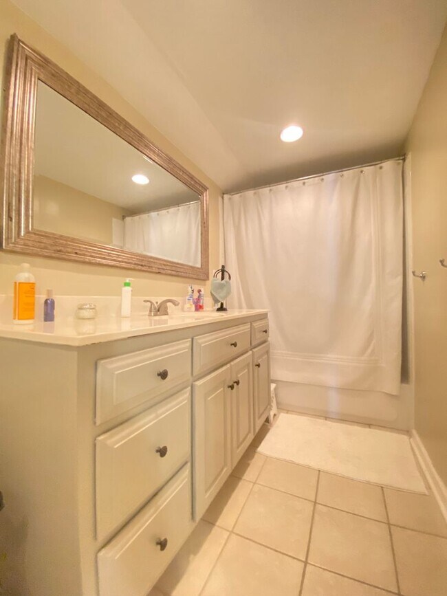Building Photo - 4 Bed, 2 Bath Cape Cod style home in the T...