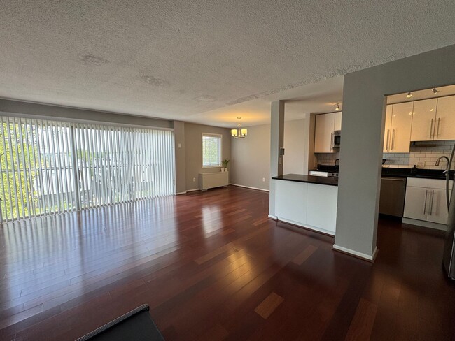 Building Photo - Light-filled Contemporary 1 Bedroom 1 Bath...