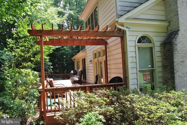 Building Photo - 8975 Home Guard Dr