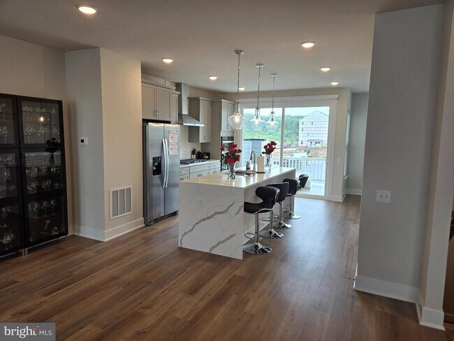 Building Photo - 1745 Riverbluff Ave