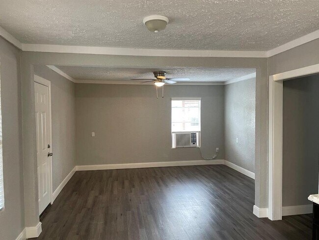 Building Photo - 1707 W 4th St