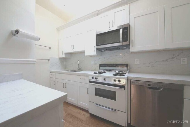 Building Photo - 2471 Lombard St