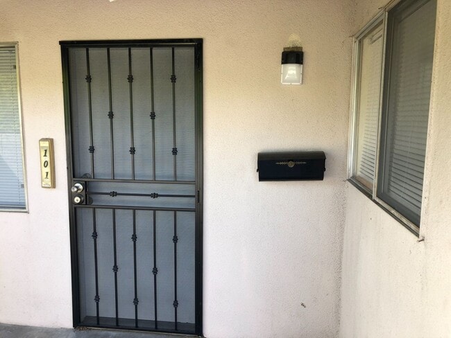 Foto del edificio - Airy 2 Bedroom 2 Bath with Front Patio