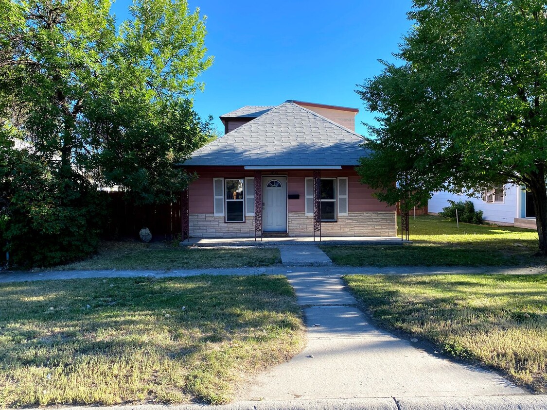 Primary Photo - 3 Bedroom 1.5 Bath House Large 2 Car Detac...