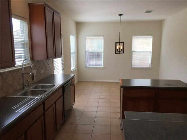 Foto del edificio - Call this 4 bedroom home yours - Available early April