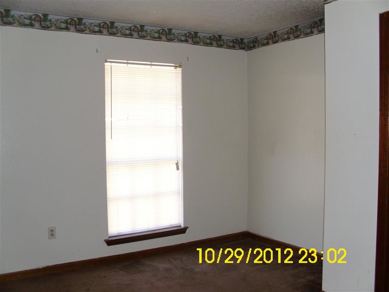 Building Photo - Newly Renovated Large 3 Bedroom Townhouse!