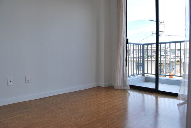 Building Photo - 738 Palani Ave. #301