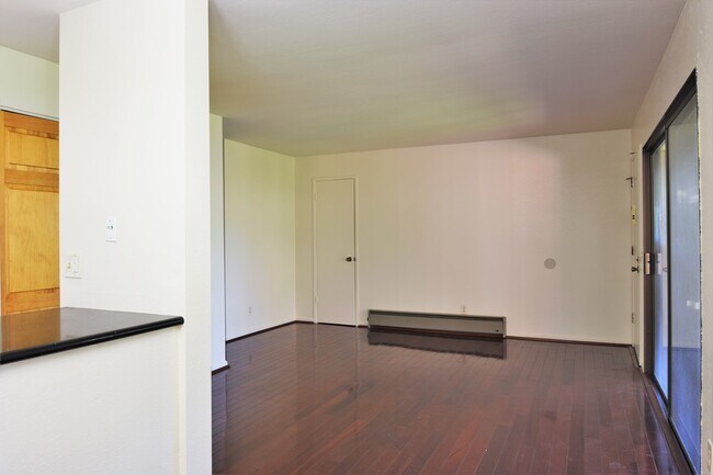 Foto del edificio - Two Bedroom Quiet Complex Near NPS