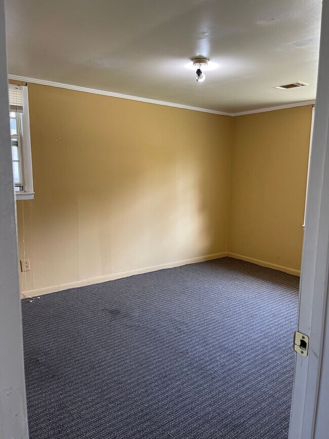 Building Photo - 2 BED/1 BATH HOUSE