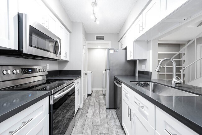 Building Photo - 5528 Beverly Hill St