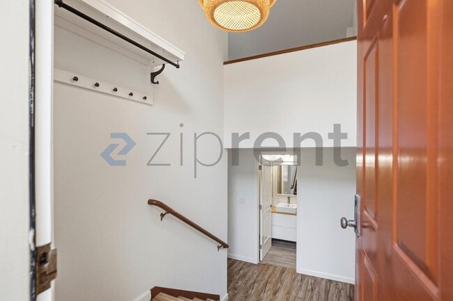 Building Photo - Unit