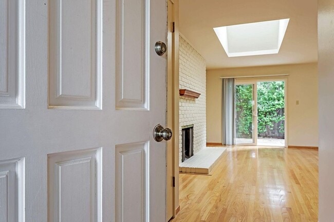 Building Photo - Lovely 2BR 1BA Duplex in Desirable Area in Redwood City