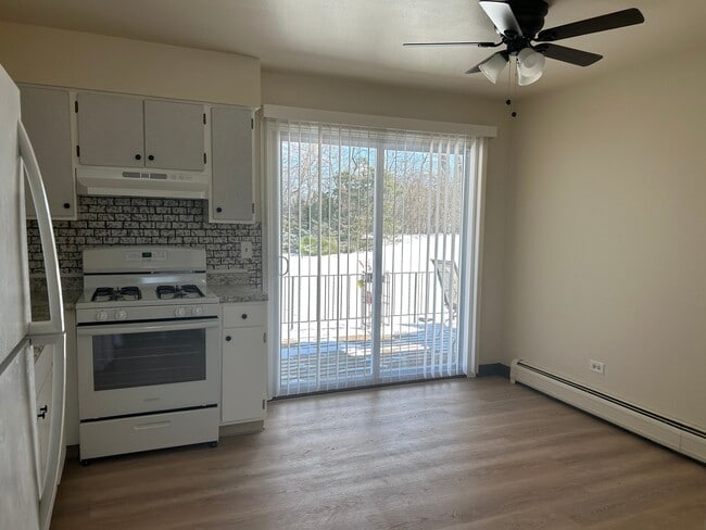 Building Photo - 1135 Royal Blvd