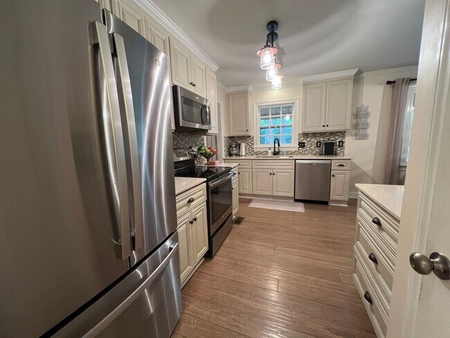Foto del edificio - Beautifully Remodeled Colonial in James La...