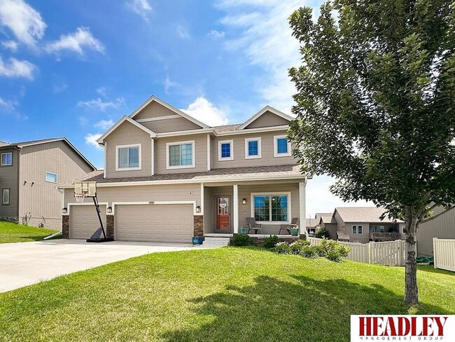 Building Photo - Bellevue 2-story with upgrades inside and ...