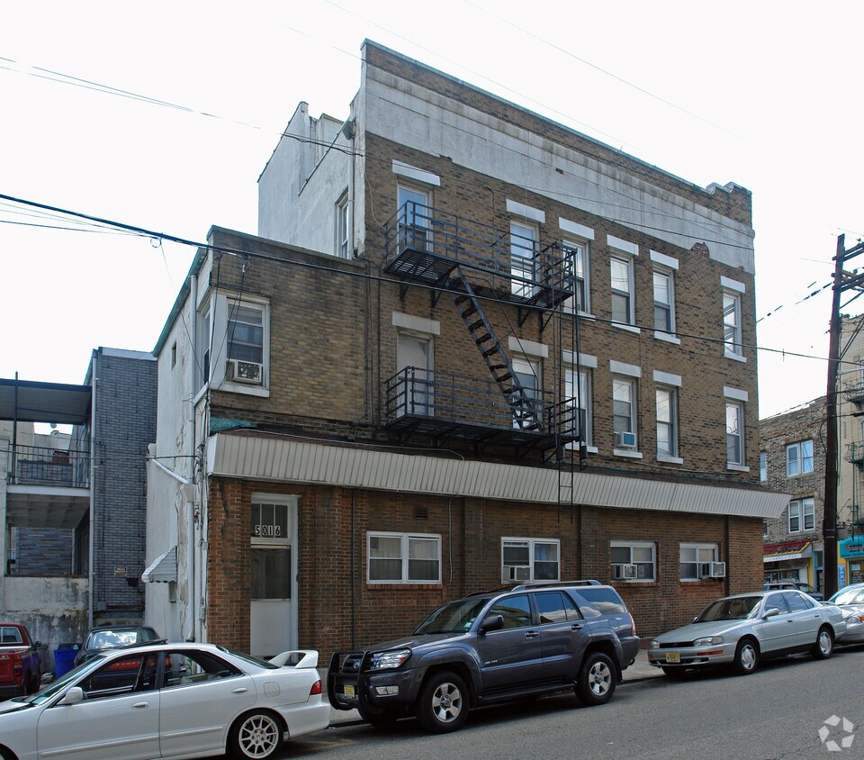 Building Photo - 5016 Hudson Ave