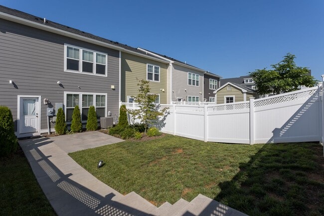 Building Photo - Townhouse for Rent in Preston Lake *****Fo...