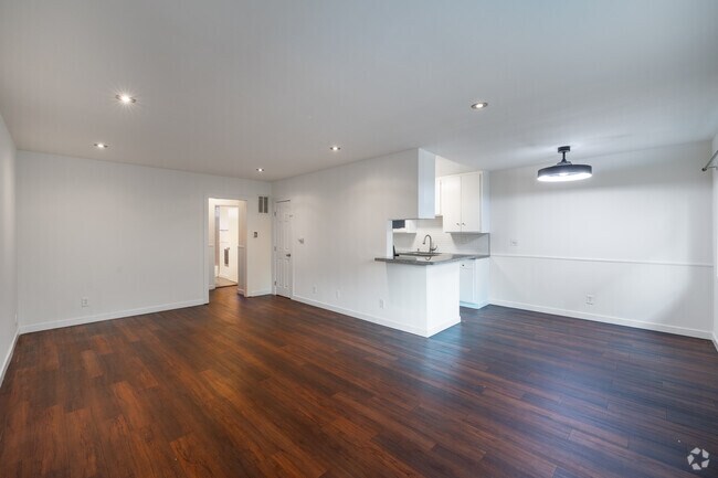 2 habitaciones, 2 baños - 1000 pies cuadrados - Sala de estar - 12210 Magnolia Blvd