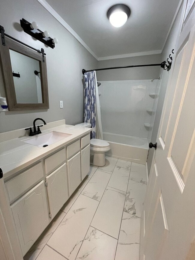 Building Photo - Central Bossier Beauty!