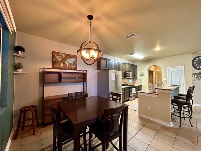 Building Photo - 9813 Sandhill Dr