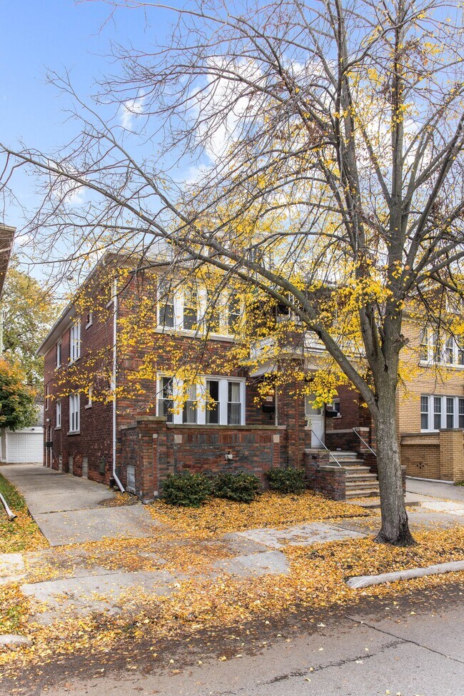 Welcome home! - 966 Beaconsfield Ave
