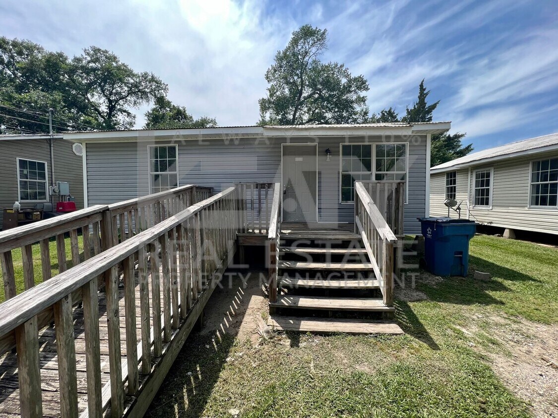 Primary Photo - 3 Bedroom, 1 Bathroom Home!