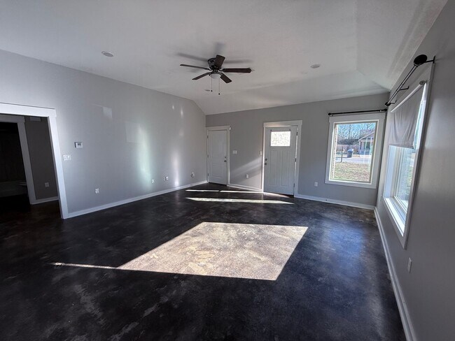 Building Photo - 263 Wolf Den Dr