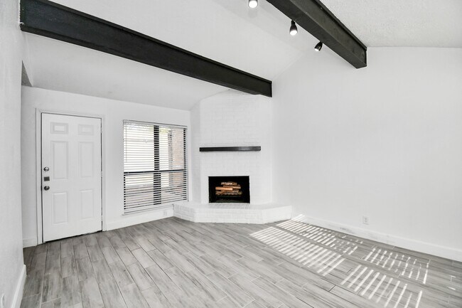 Foto del edificio - 8573 Wilcrest Dr