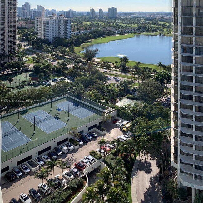 Foto del edificio - 20201 E Country Club Dr