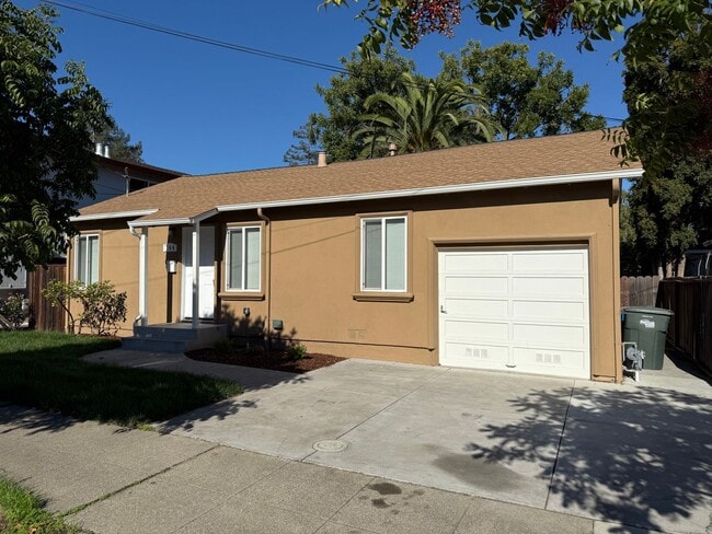 Building Photo - Updated Redwood City Home! New Bath, Fresh...