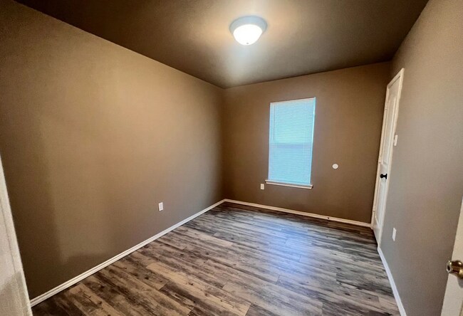 Building Photo - Cozy Home