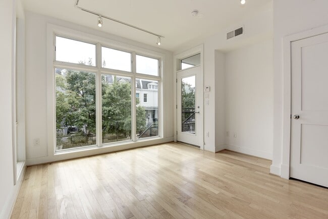 Building Photo - 727 Hobart Pl NW