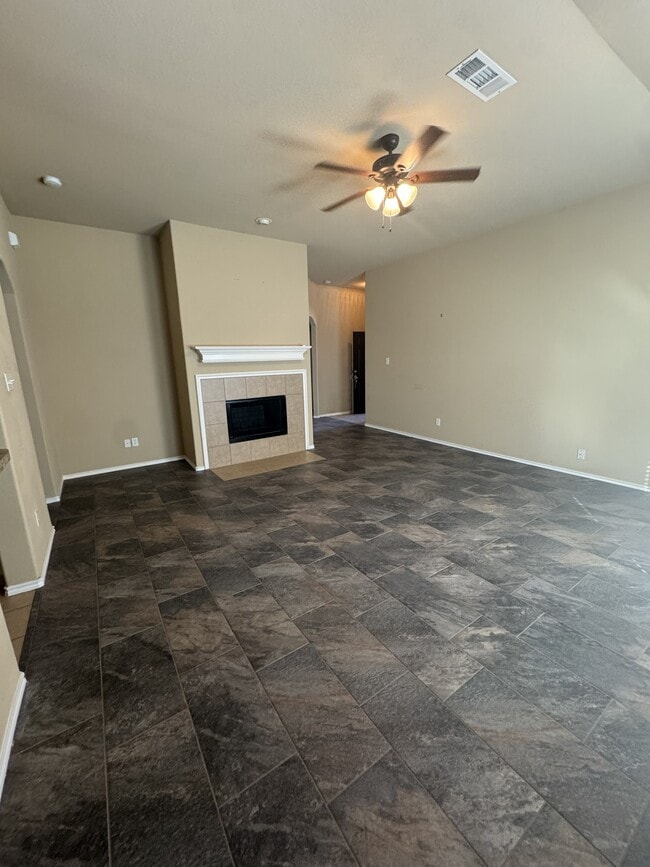 Sala de estar - 1413 Eufemia Dr