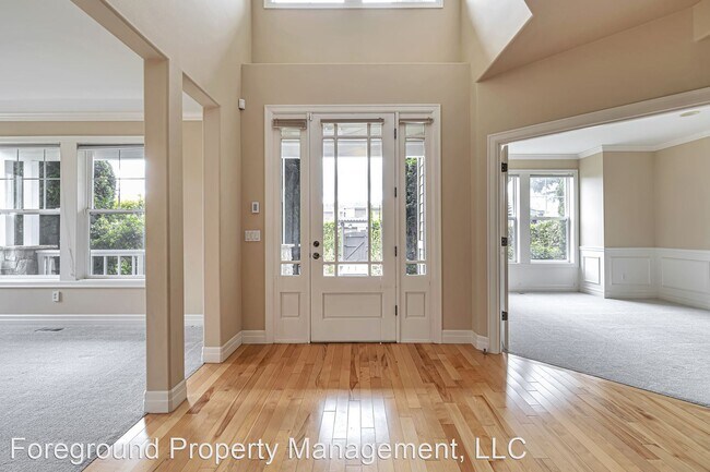 Building Photo - 4 br, 2.5 bath House - 704 16th Ave W