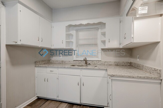 Building Photo - NOW OFFERING $250 OFF FIRST FULL MONTH IF ...
