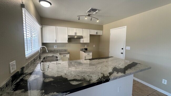 Building Photo - Glendale 4-bedroom with garage