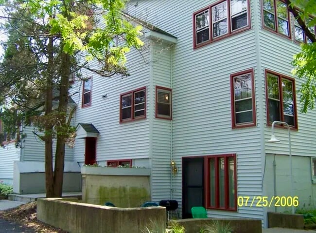 Building Photo - 1060 Danby Rd