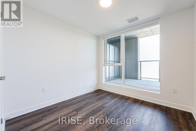 Photo du bâtiment - 3030 Pharmacy Ave