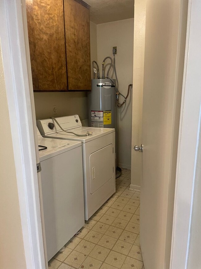 Building Photo - AUGUST PRE-LEASE!  Great 3 bedroom 2 Bathr...