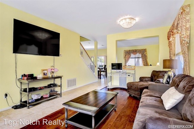 Building Photo - 4 br, 2.5 bath House - 1454 Ewing Dr