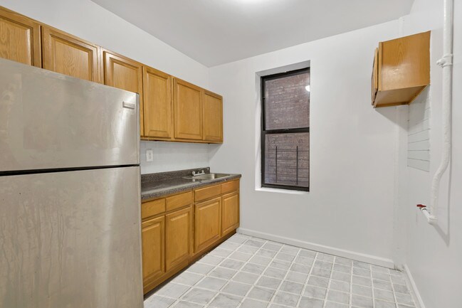 Building Photo - 2326 Loring Pl N