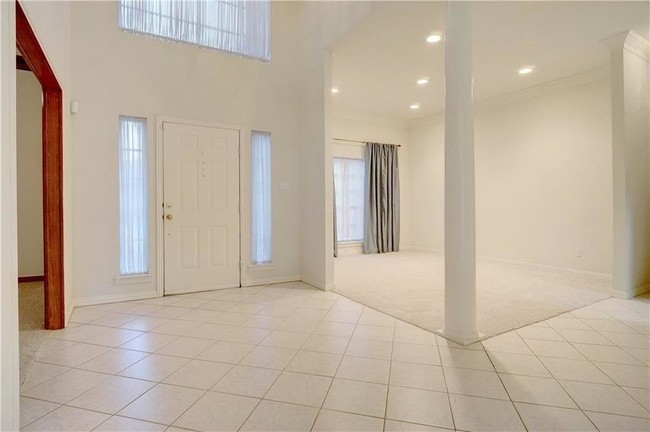 Building Photo - 8332 Thorncrest Ct