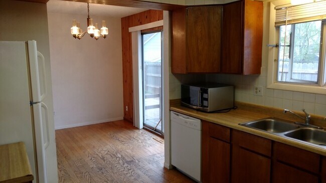 Foto del edificio - 3 Bedroom 2 Bath Tri-Level Home with 2 car...