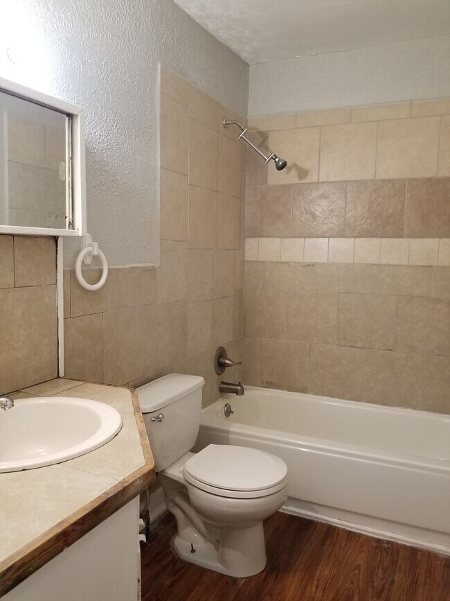 Foto del edificio - 3 bedroom 1 bath home with a carport! Sout...
