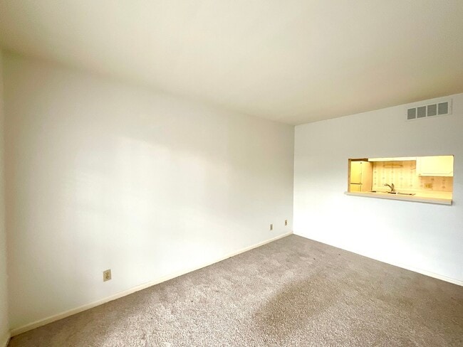 Building Photo - **APPLICATION RECEIVED** Charming Upstairs 1-Bedroom Condo with Great Amenities in Prime Location