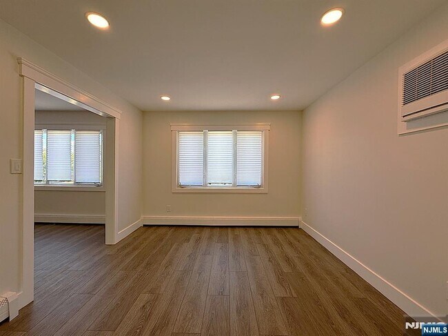 Foto del edificio - 682 Valley Brook Ave