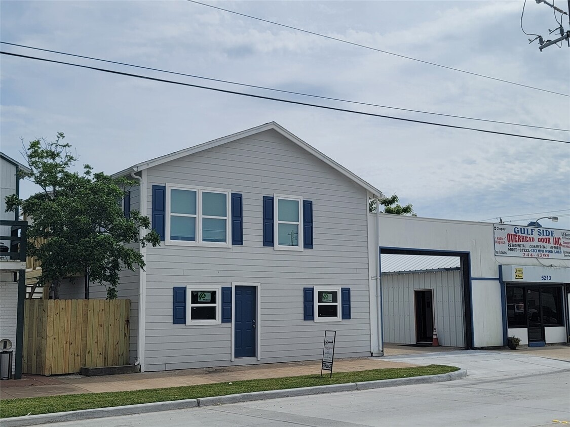 Foto principal - 5211 Ave S