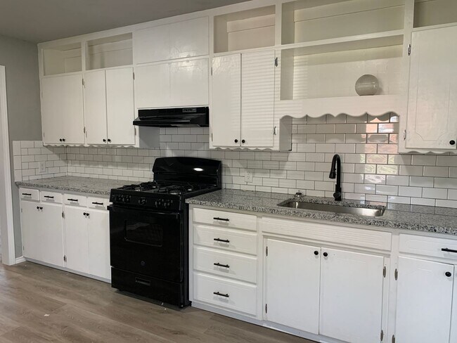 Building Photo - Great 4 Bedroom!!!