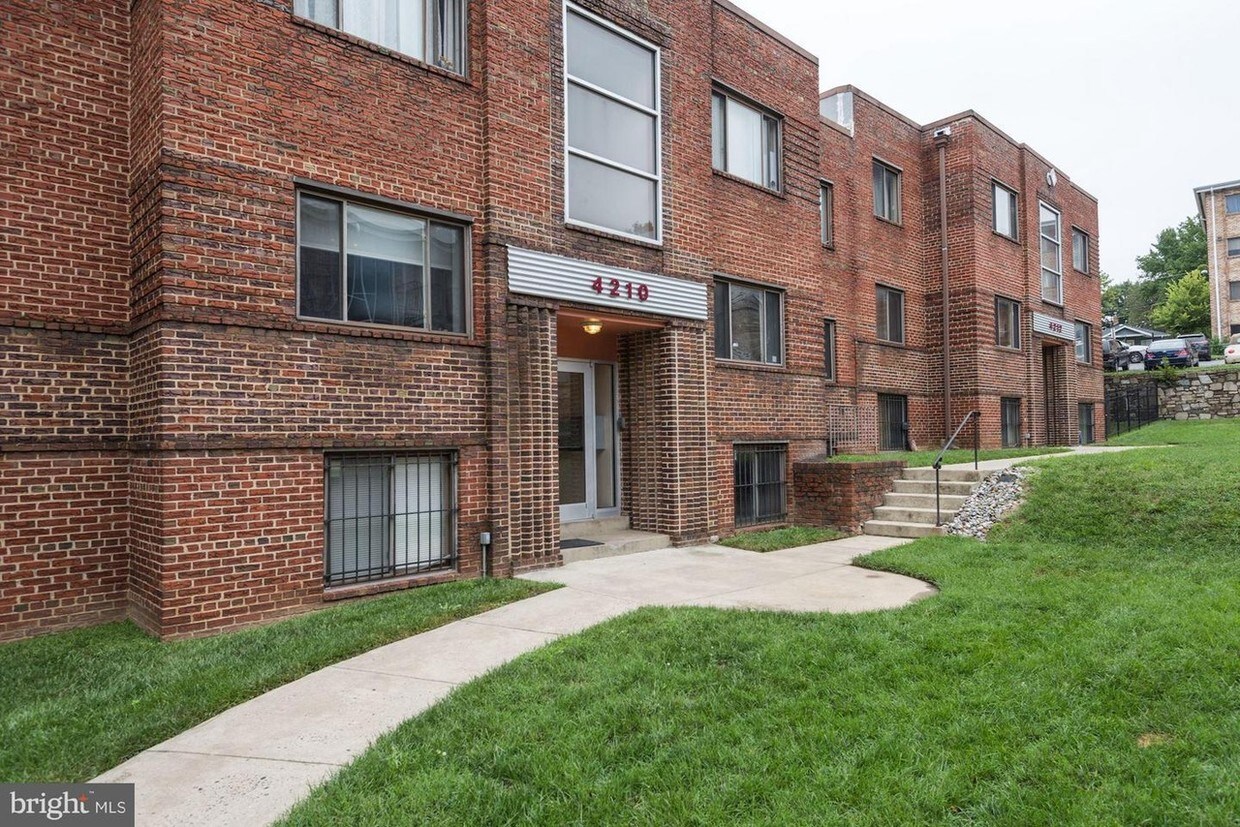 Foto principal - 4210 Benning Rd NE